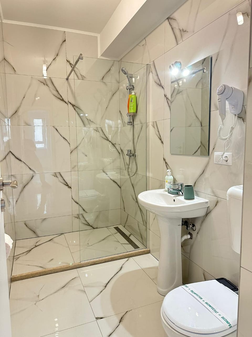 Shower, Toilet, Bathroom, towels