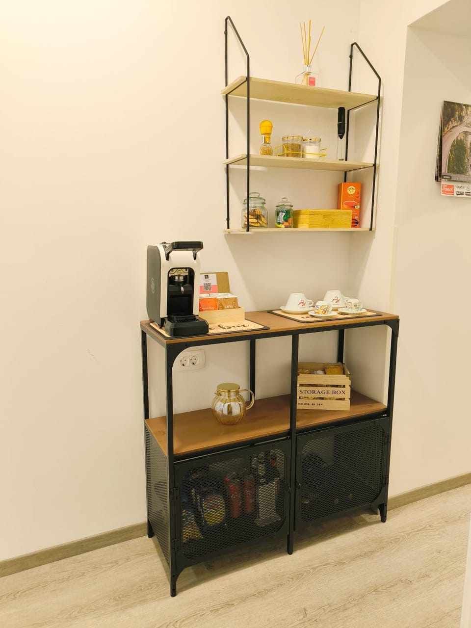 Coffee/tea facilities, Food and drinks, Food