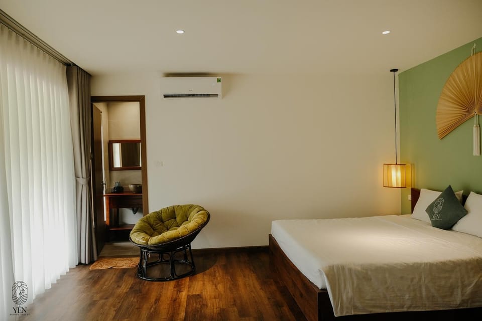 Bed, Seating area, Bedroom, air conditioner