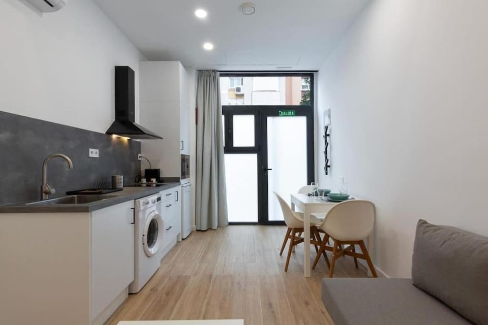 Kitchen or kitchenette, Dining area, minibar
