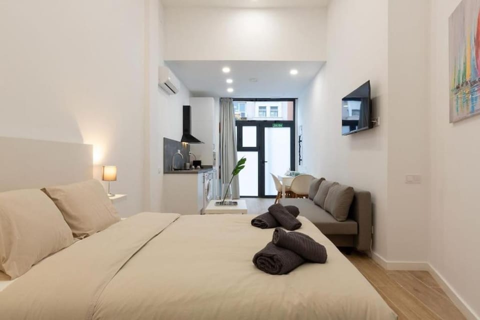 Bed, TV and multimedia, Living room, Photo of the whole room, Seating area, Bedroom