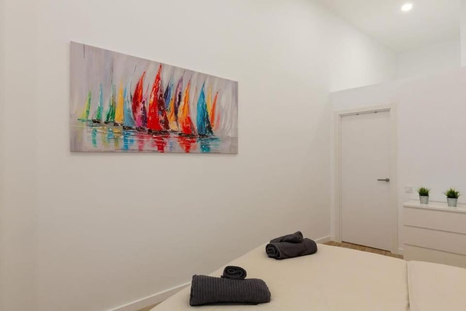 Photo of the whole room, Bedroom, towels