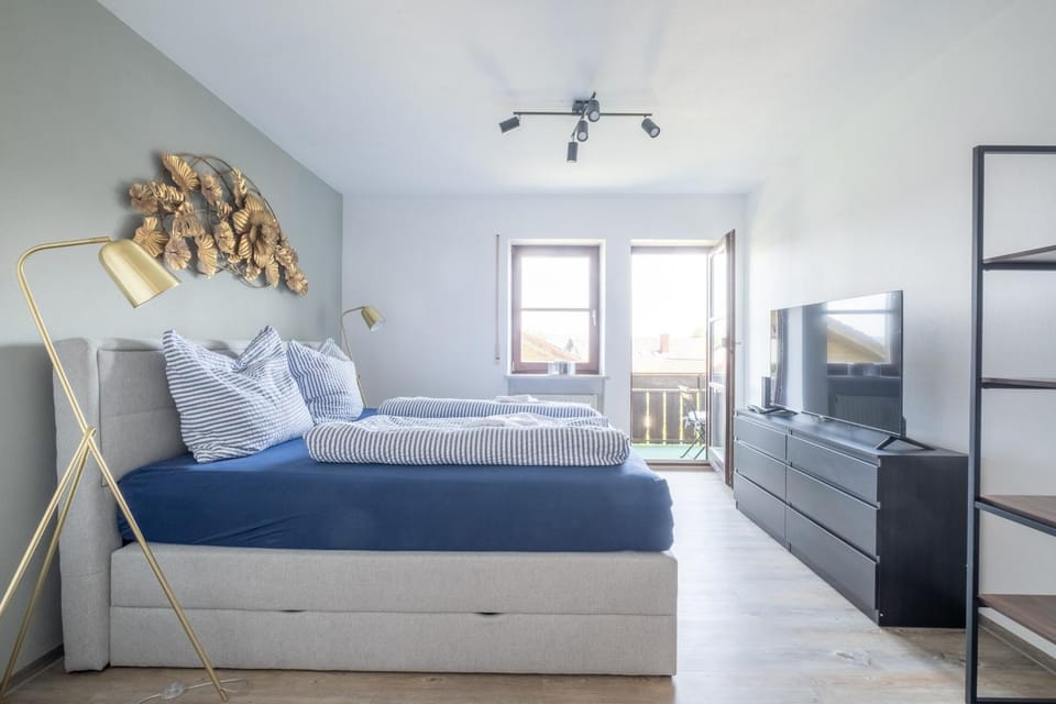 Bed, TV and multimedia, Bedroom