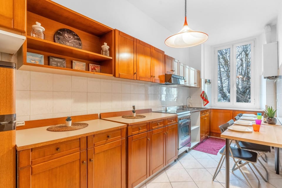 Kitchen or kitchenette, Dining area, oven, stove
