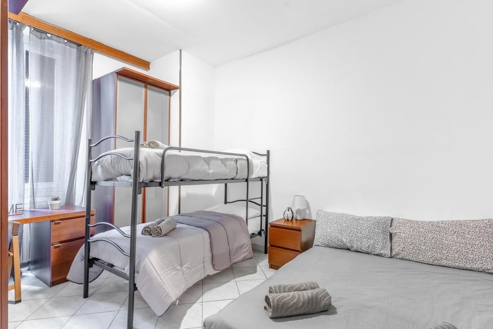 Bed, Photo of the whole room, Bedroom, bunk bed, towels