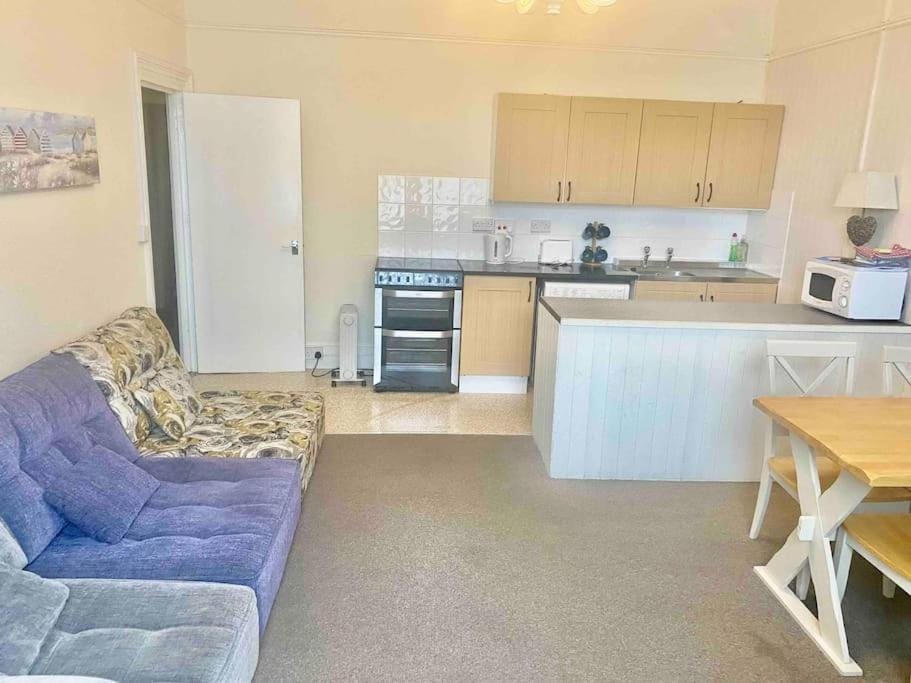 Bright 2 Bedroom Apartment near Seafront Central Penzance Apartment in Penzance