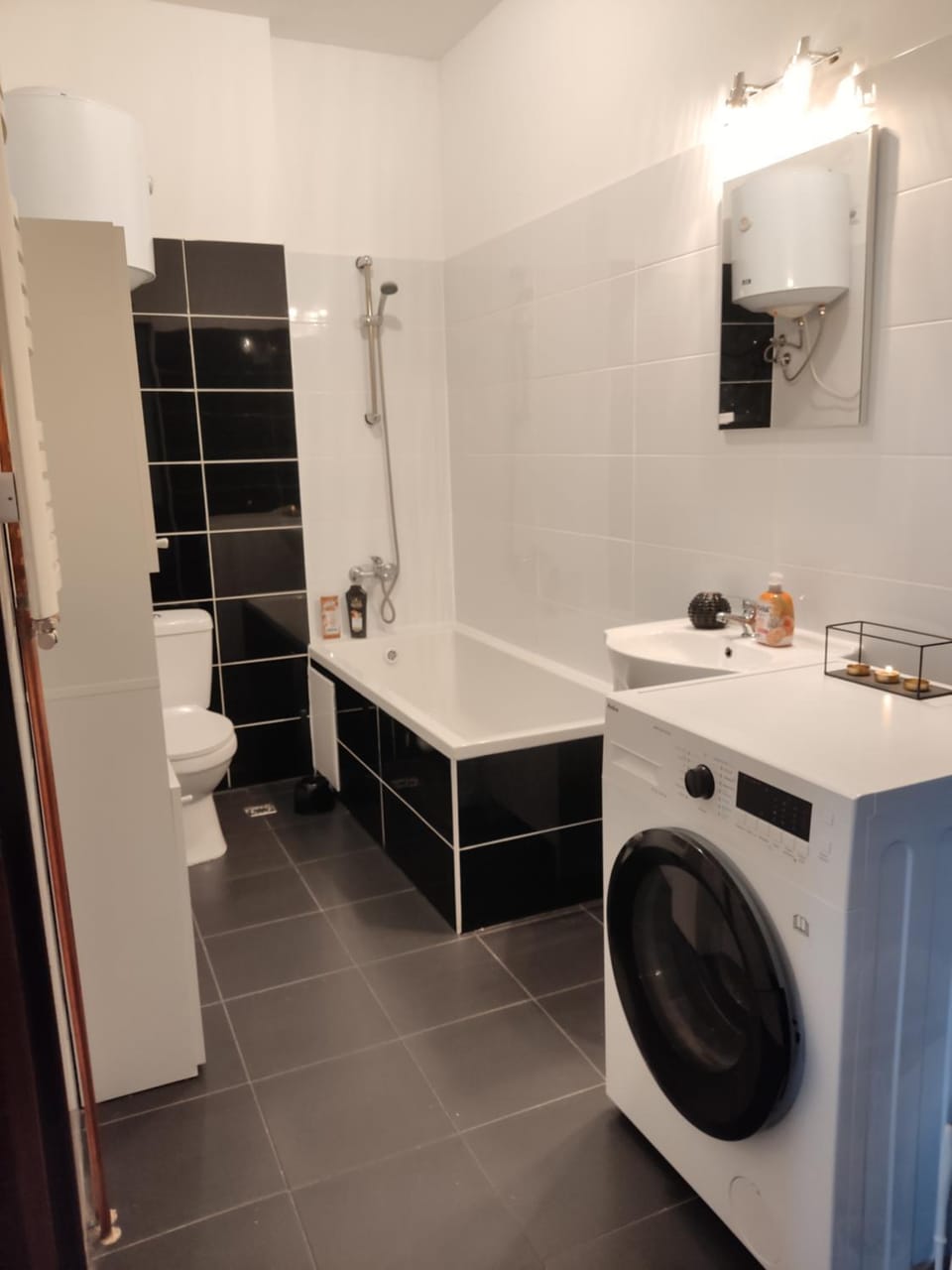Toilet, Bathroom, Bath, towels, washing machine, dryer