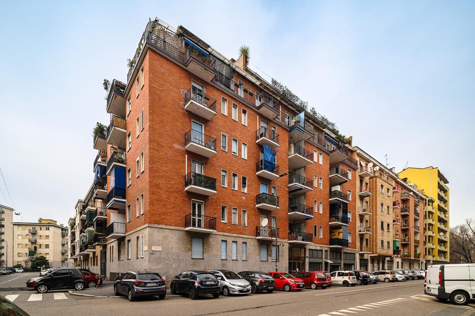 Property building, Day, Neighbourhood, City view, Street view, Location, Parking