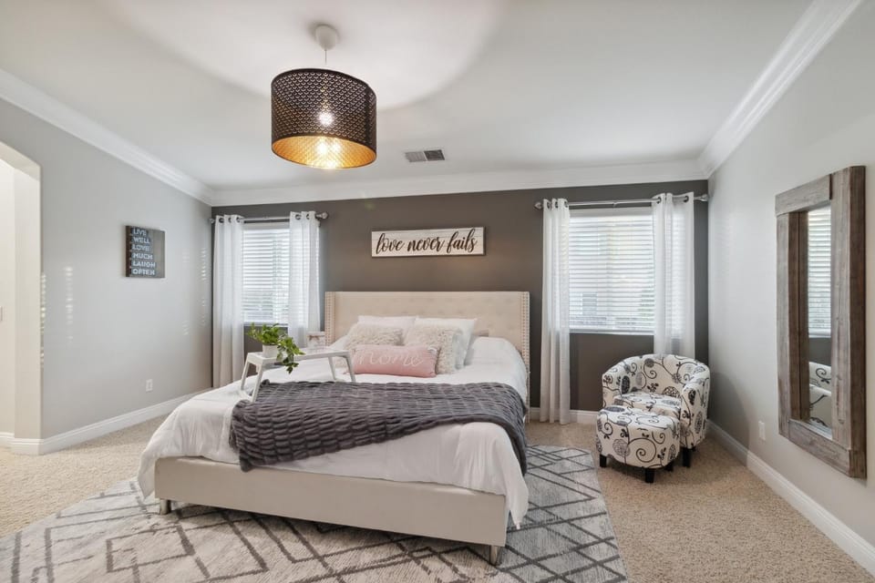 5BR 3BA Home - King Beds - Fast Wifi home House in Victorville