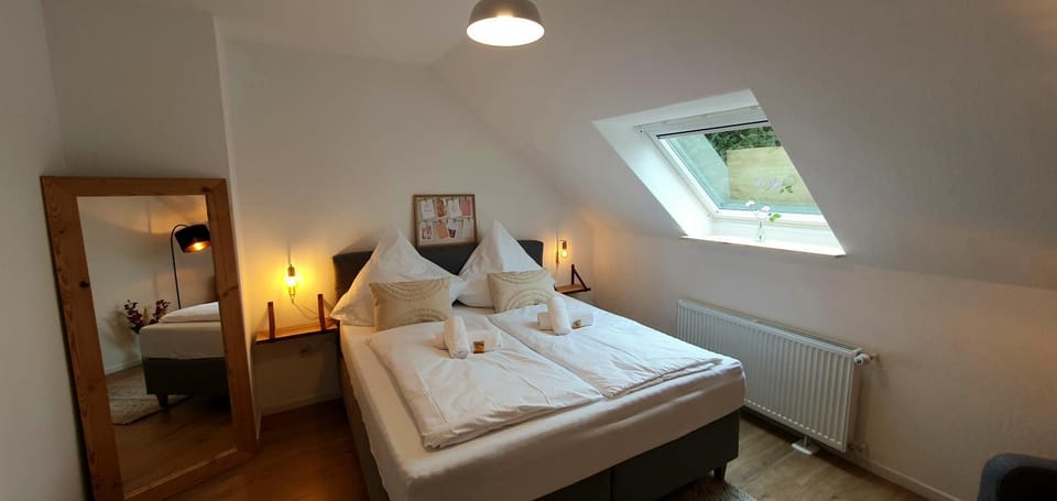 Bed, Photo of the whole room, Bedroom, towels