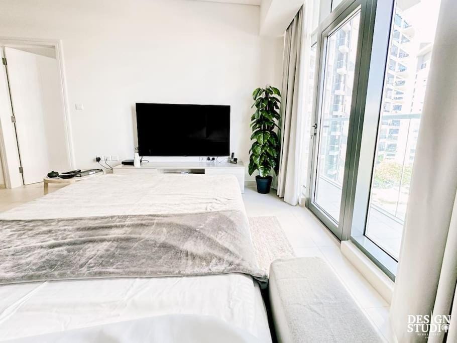 Bed, TV and multimedia, Bedroom