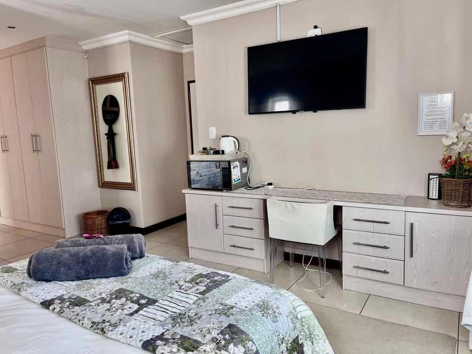 Coffee/tea facilities, Kitchen or kitchenette, Breakfast