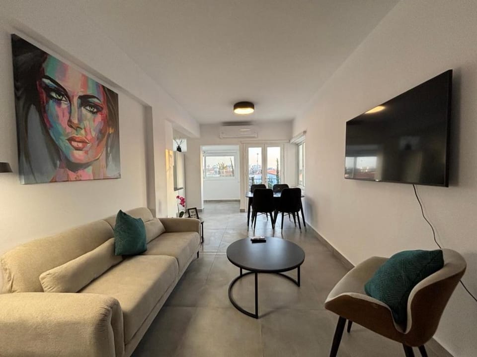 Communal lounge/ TV room, TV and multimedia, Living room, Seating area, Evening entertainment