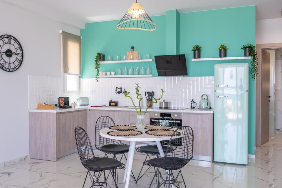 Kitchen or kitchenette, Dining area, oven, stove