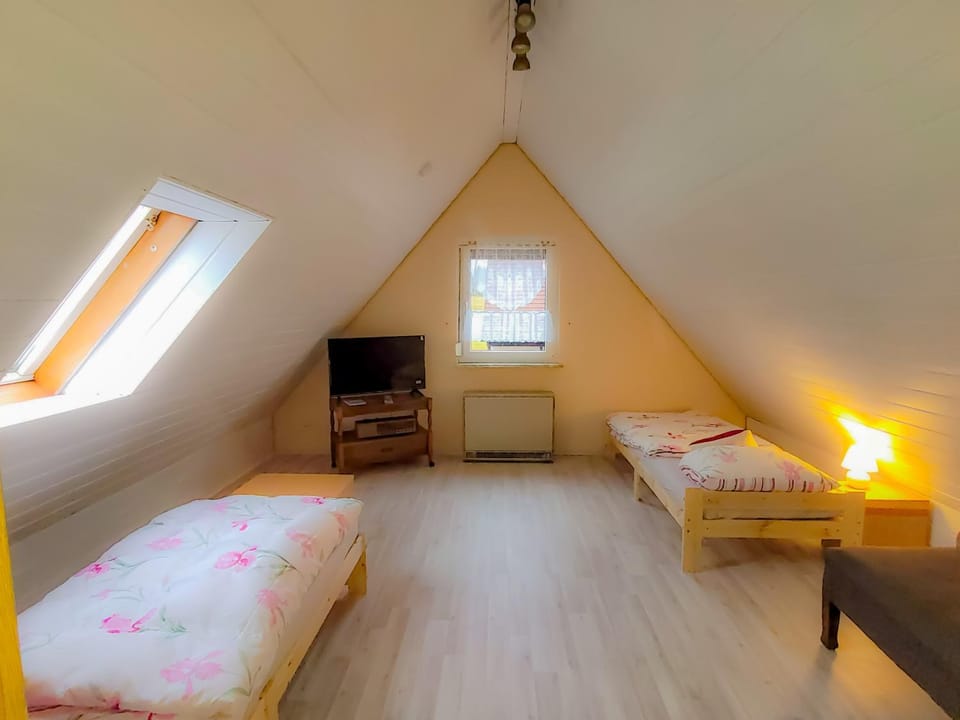 Bed, TV and multimedia, Bedroom