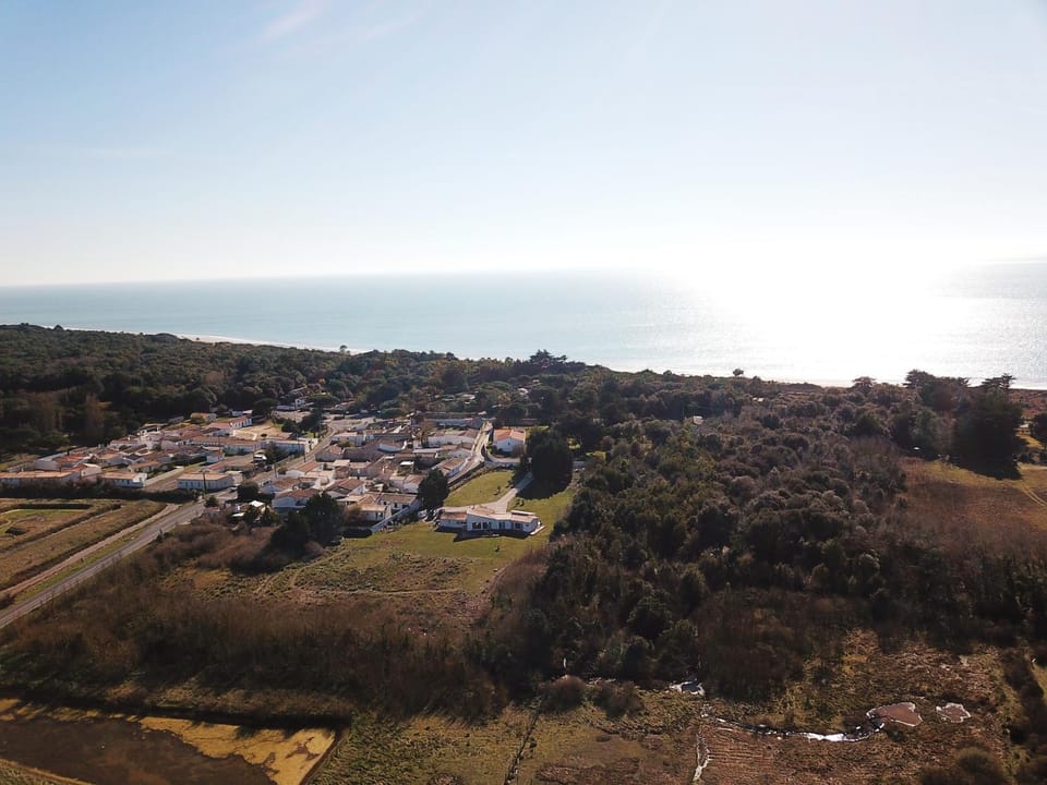 House on large terrain between beach & salt marshe House in La Couarde-sur-Mer