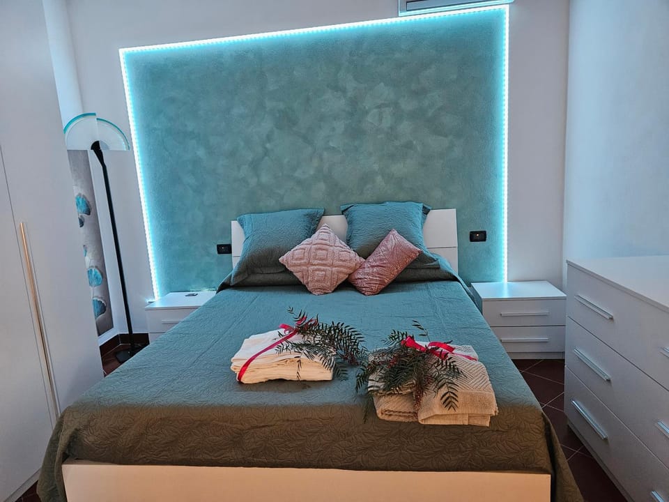 Bed, Bedroom, towels