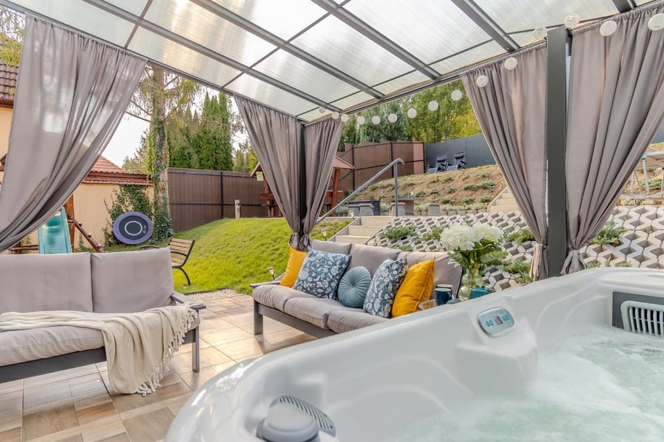 Natural landscape, Garden, Hot Tub, Hot Tub, Balcony/Terrace