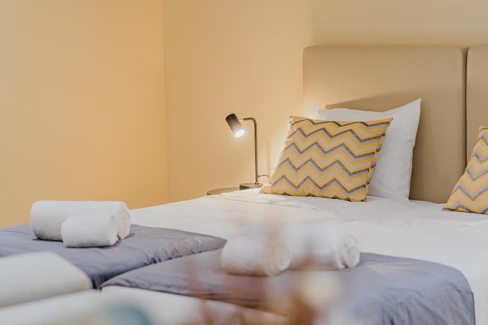 Bed, towels