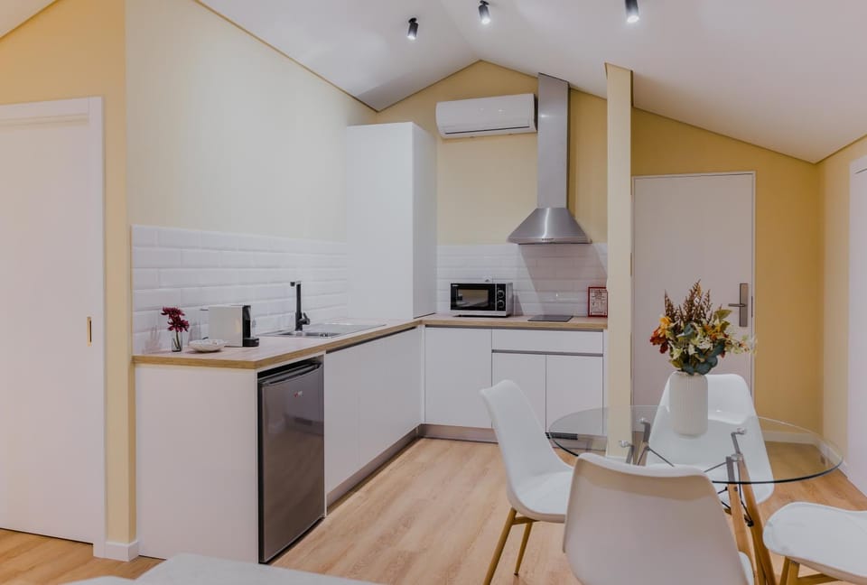 Kitchen or kitchenette, Dining area, minibar, stove