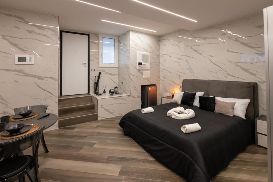 Bed, Photo of the whole room, Seating area, Bedroom, towels