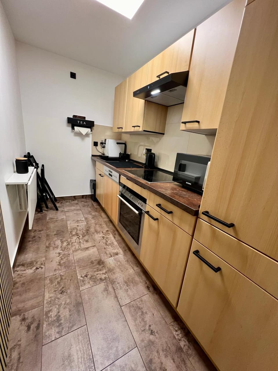 Coffee/tea facilities, Kitchen or kitchenette, dishwasher, stove