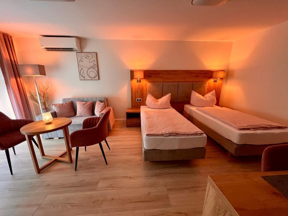 Bed, Living room, Photo of the whole room, Seating area, Bedroom, air conditioner