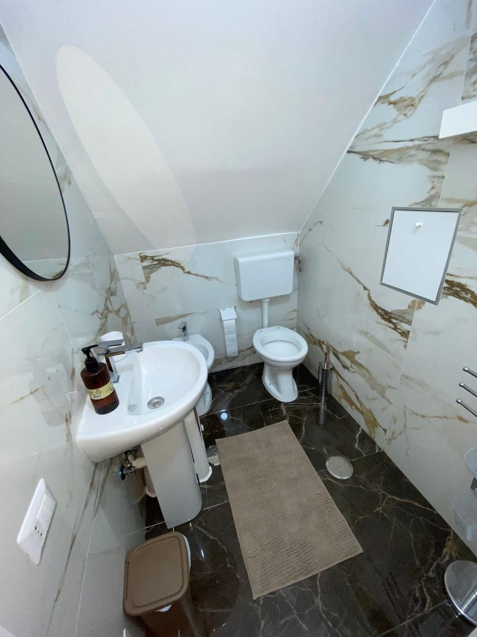 Toilet, bidet