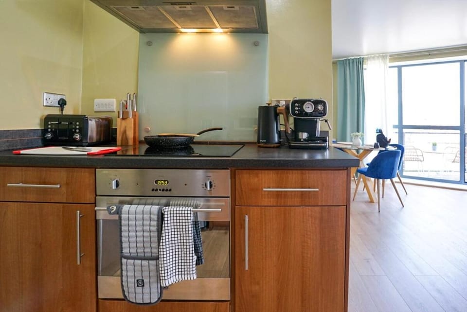 Coffee/tea facilities, Kitchen or kitchenette, oven, stove, toaster