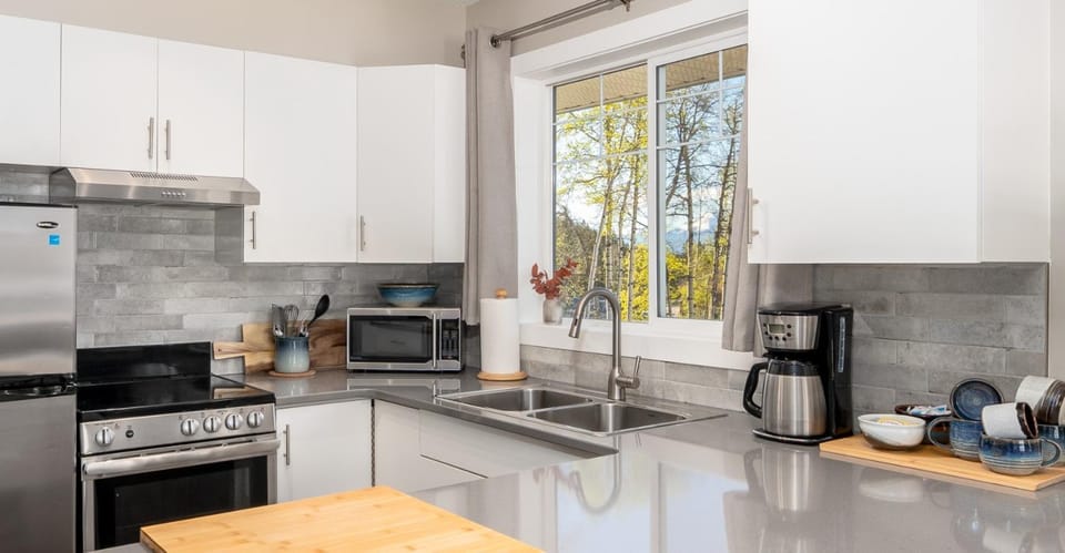 Coffee/tea facilities, Kitchen or kitchenette, Dining area, dishwasher, oven, stove, toaster
