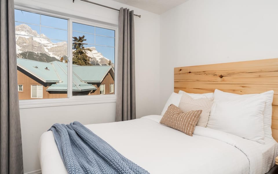 Bedroom, Mountain view