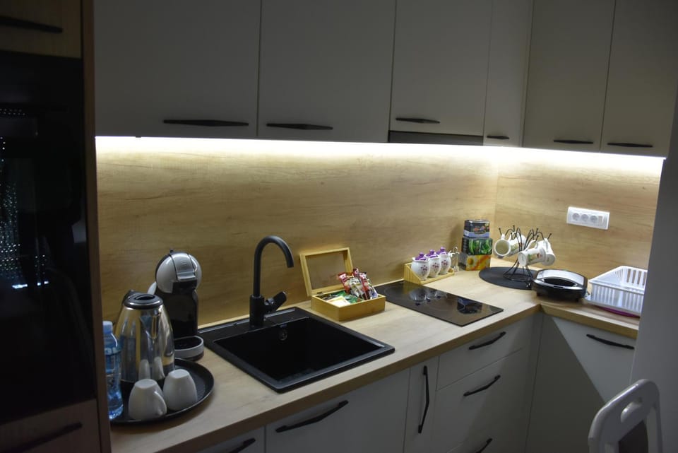 Coffee/tea facilities, Kitchen or kitchenette, stove