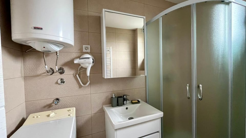 Shower, Toilet, Bathroom, towels