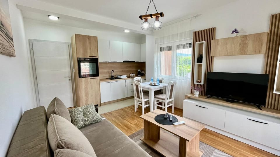 TV and multimedia, Kitchen or kitchenette, Living room, Seating area, Dining area, oven, stove