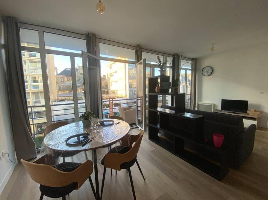 Un extérieur en ville Apartment in Normandy