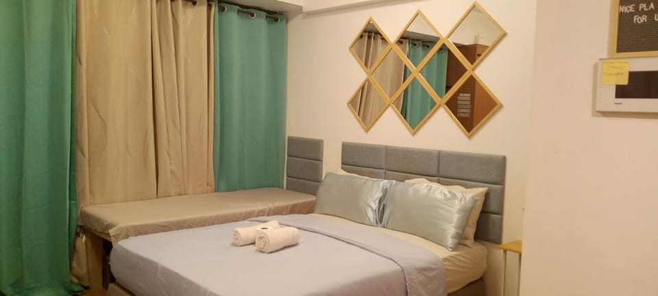 Bed, towels