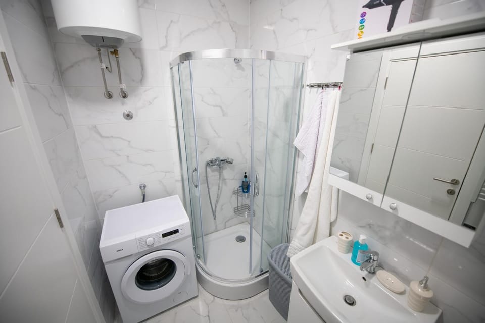 Shower, Toilet, towels, washing machine