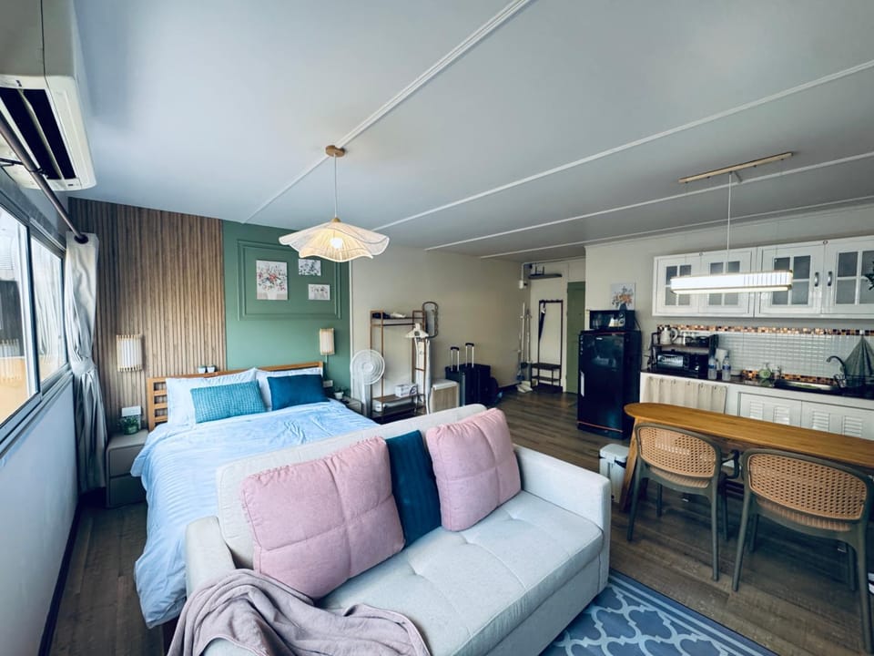 Kitchen or kitchenette, Living room, Seating area