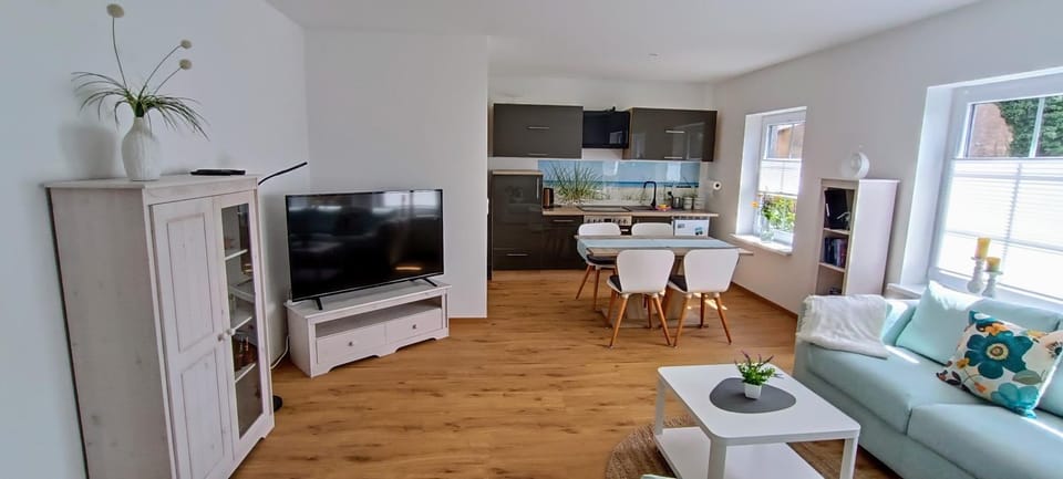TV and multimedia, Kitchen or kitchenette, Living room, Seating area, Dining area, stove