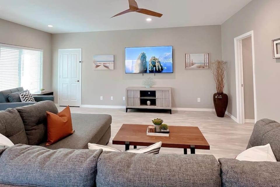 TV and multimedia, Living room, Seating area, Evening entertainment, fireplace