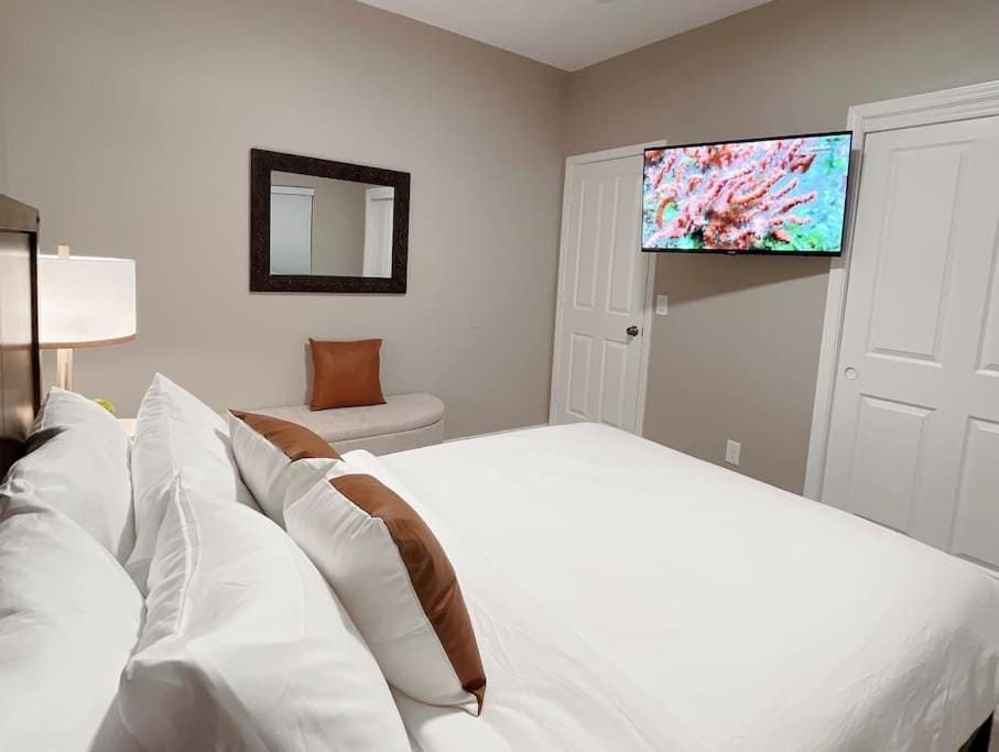 Bed, TV and multimedia, Photo of the whole room, Bedroom