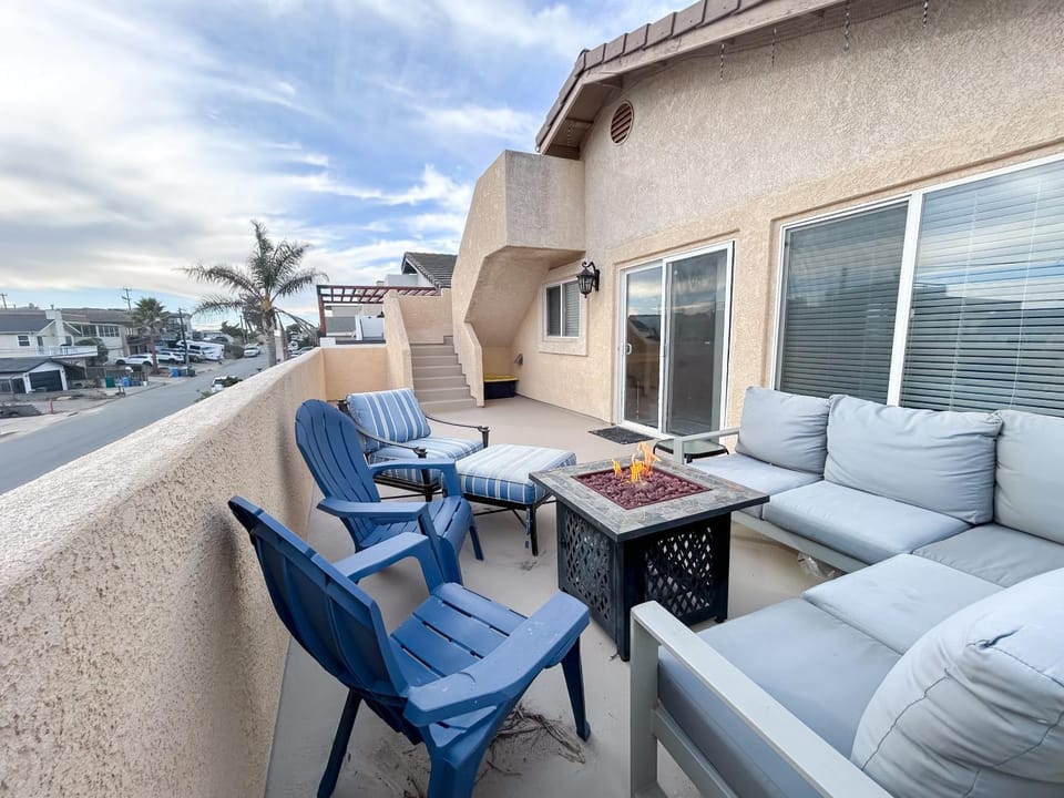 Patio, Balcony/Terrace, Street view