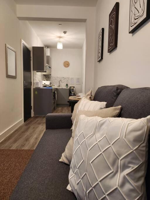 SuperValue Suite 2 - Fast WiFi, Hotel Linen, Keyless Entry, City only 10 Mins - BY PROPERTY PROMISE Apartment in Cardiff