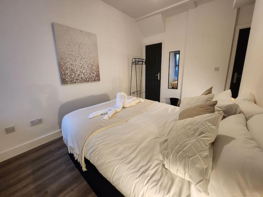 SuperValue Suite 2 - Fast WiFi, Hotel Linen, Keyless Entry, City only 10 Mins - BY PROPERTY PROMISE Apartment in Cardiff
