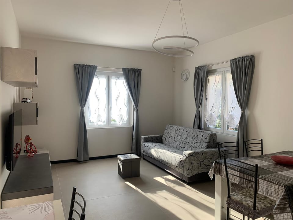 Bed, TV and multimedia, Living room, Seating area