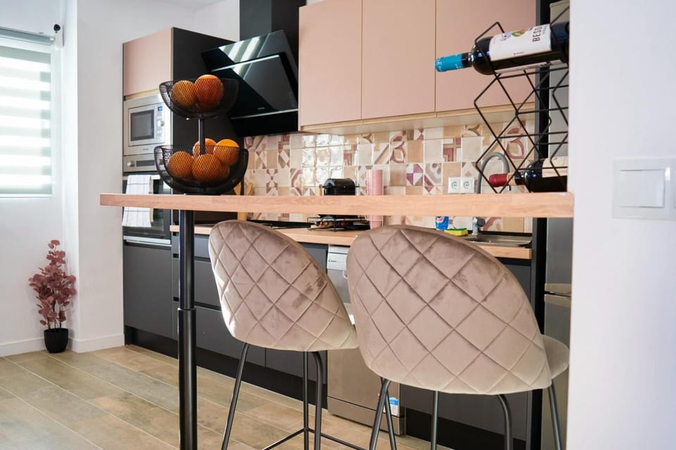Kitchen or kitchenette, Dining area, dishwasher, minibar, oven, pet friendly, stove