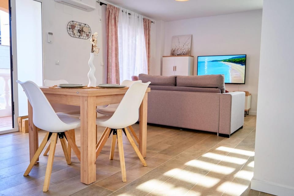 TV and multimedia, Kitchen or kitchenette, Living room, Seating area, Dining area