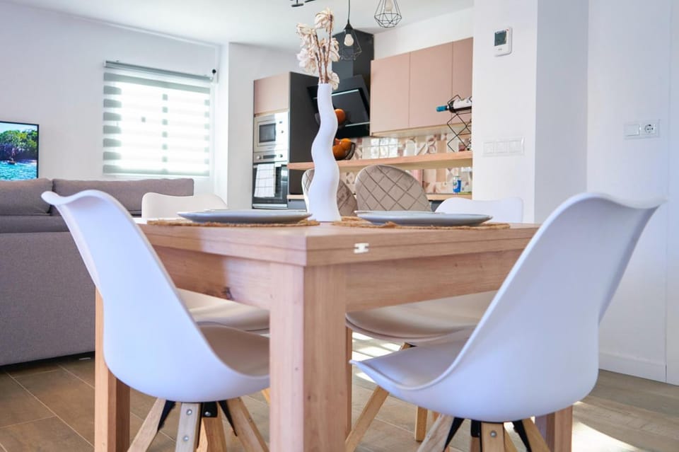TV and multimedia, Kitchen or kitchenette, Living room, Food and drinks, Seating area, Dining area, minibar
