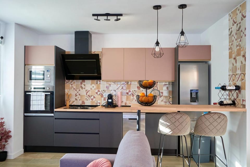 Kitchen or kitchenette, Dining area, dishwasher, minibar, oven, pet friendly, stove
