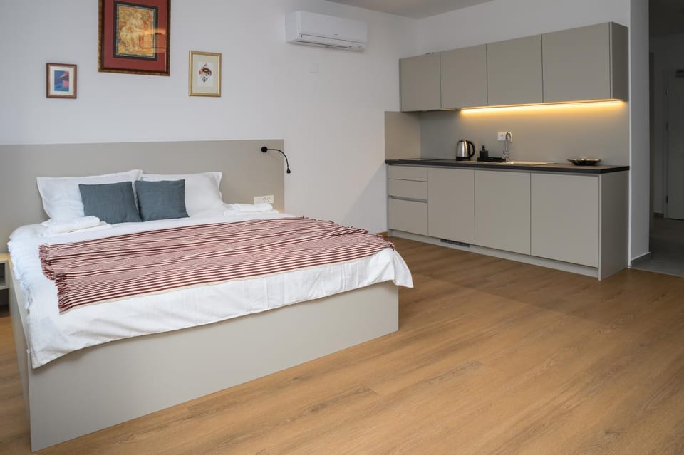 Bed, Kitchen or kitchenette